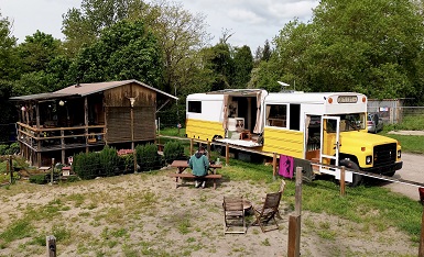 US Schulbus auf einer Ranch