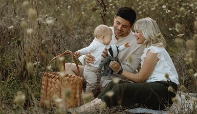 Familie Özmen mit Picknickkorb auf einer Wiese