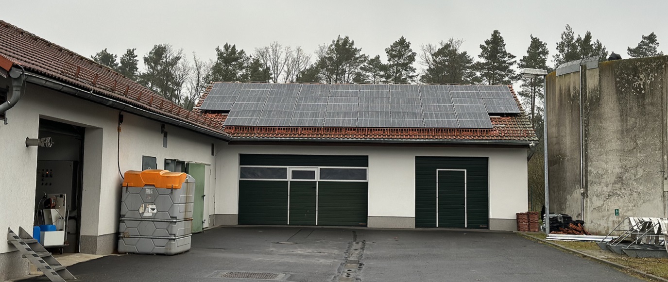 Bild zeigt ein Gebäude der Ver- und Entsorgungswerke Bad Muskau mit PV Anlage auf dem Dach