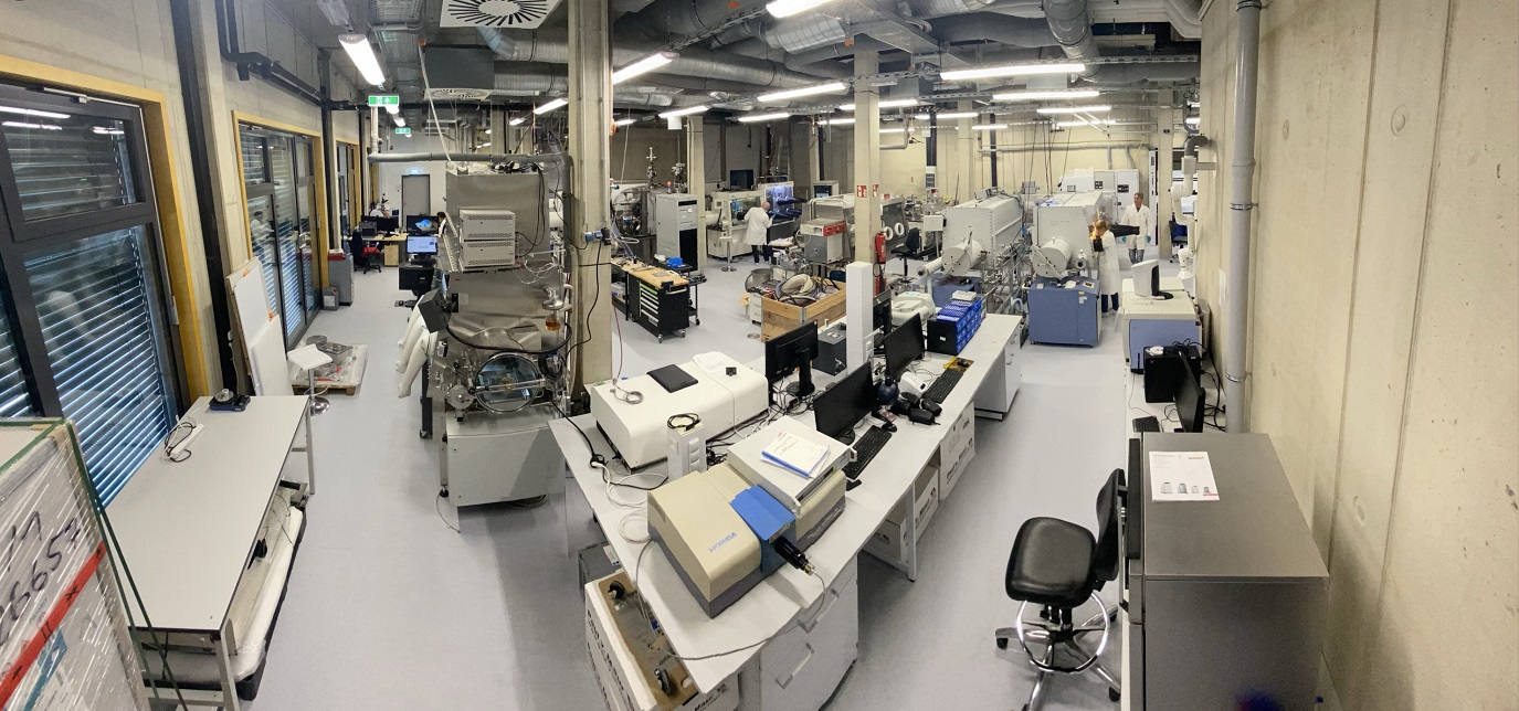Bild zeigt ein Panorama des Forschungsraumes der beeOLED GmbH