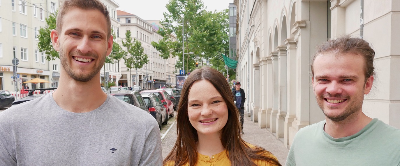 Die Gründer Miriam Amin, Johannes Bellmann und Thilo Haase von BRbase lächeln in die Kamera