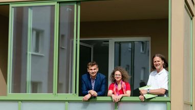 UNITAS-Vorstände Martin Rüger und Ute Schäfer sowie Energieexperte Prof. Dipl.-Ing. Timo Leukefeld  auf einem Balkon