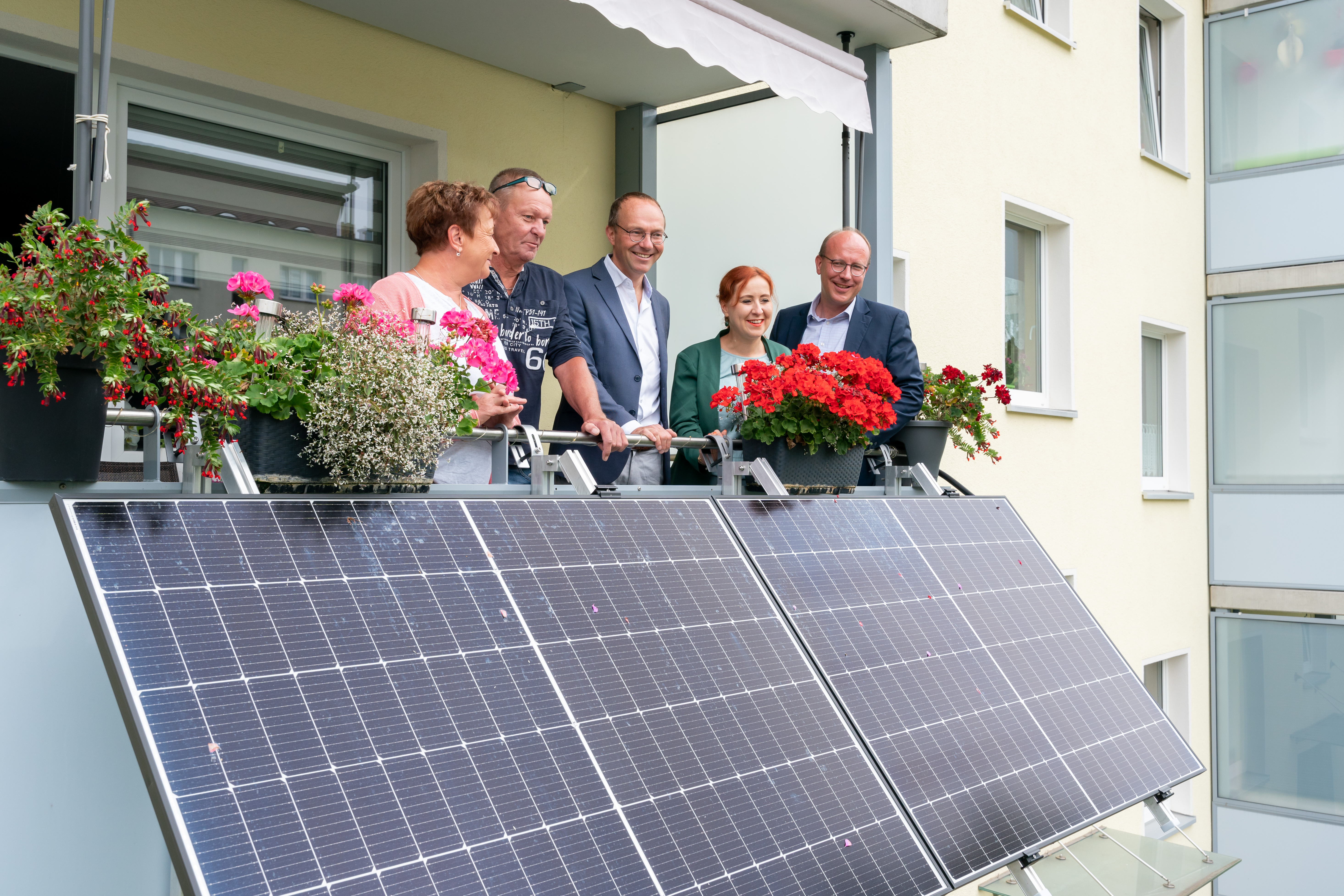 Vor-Ort-Termin in Taucha (v.l.n.r.): Mieter-Ehepaar, Sachsens Energie- und Klimaschutzminister Wolfram Günther, Franziska Schubert, MdL, und Daniel Näser, Leiter Abteilung Infrastruktur der Sächsischen Aufbaubank. Foto: SEMKUL/Tom Schulze