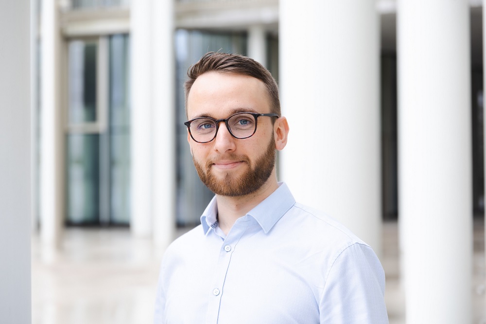Portraitfoto von Julius Müller, Referent Nachhaltigkeitsmanagement