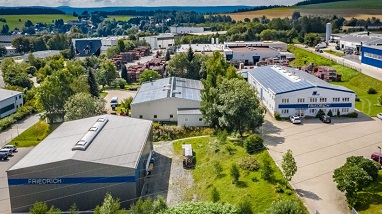 Produktionshalle aus der Luft fotografiert