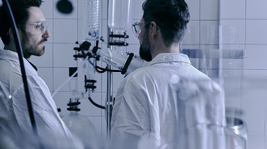 Zwei Laboranten stehen in einem Labor