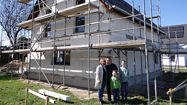 Familie Horenshteyn vor ihrem Haus